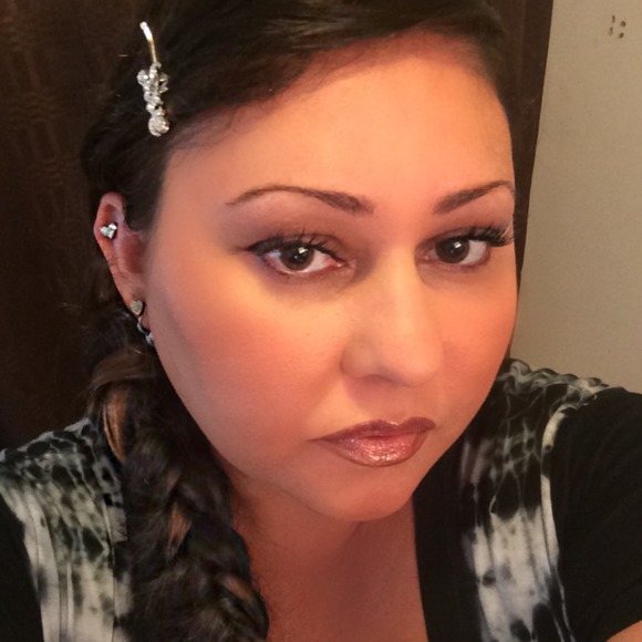 Profile Picture of Danielle Marotta (@eleauxelle) on Poshmark