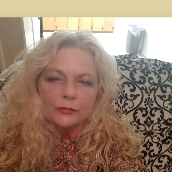 Profile Picture of Bobbi Floyd (@bobbifloyd) on Poshmark