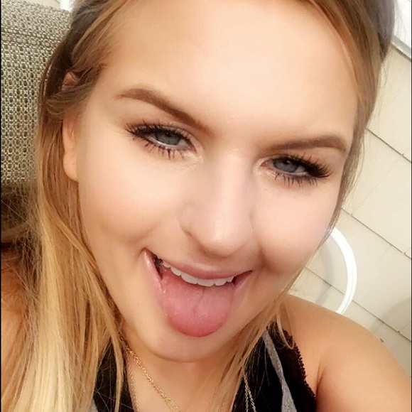 Profile Picture of Allison Day (@allydayy) on Poshmark