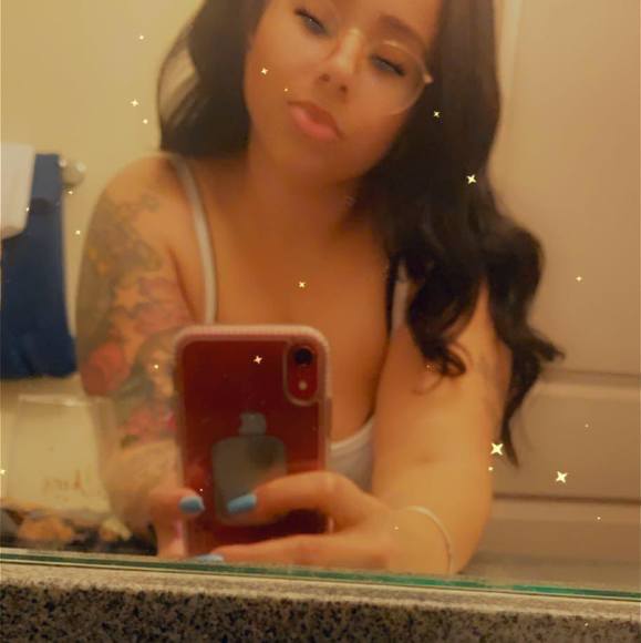 Erica Broaders - Poshmark Profile Picture of Erica Broaders (@ebroaders) on Poshmark