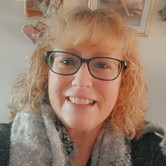 Profile Picture of Robin Gilbert (@gilboosu) on Poshmark