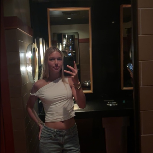 Profile Picture of Kinsley Craiger (@kinsleycraiger6) on Poshmark