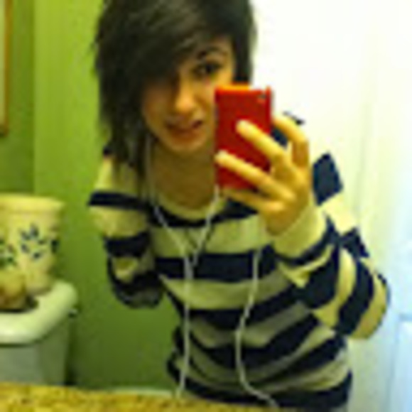 Profile Picture of Taylor Manning (@taymonsterr15) on Poshmark