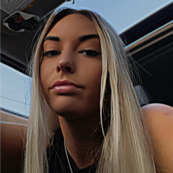 Profile Picture of Cassandra Bessette (@bessettecassyb) on Poshmark