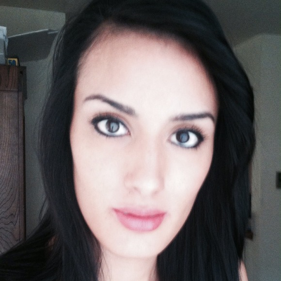 Profile Picture of Laura Cuevas (@tati_05) on Poshmark