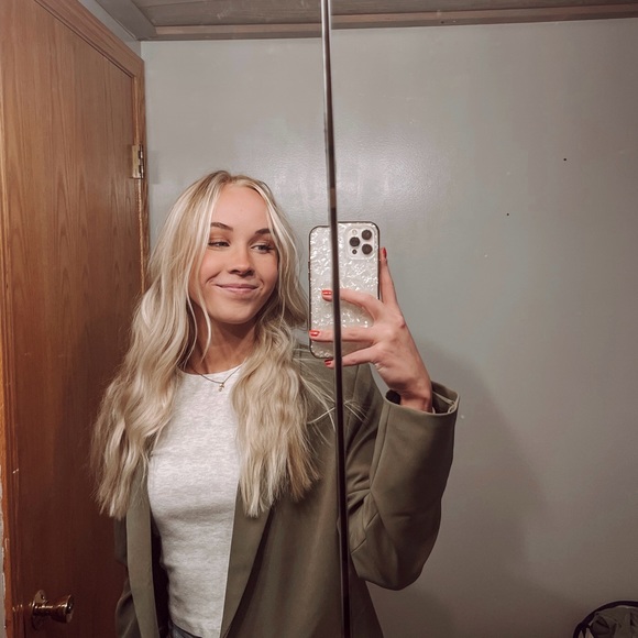 Profile Picture of Sam Wall (@samwall15) on Poshmark