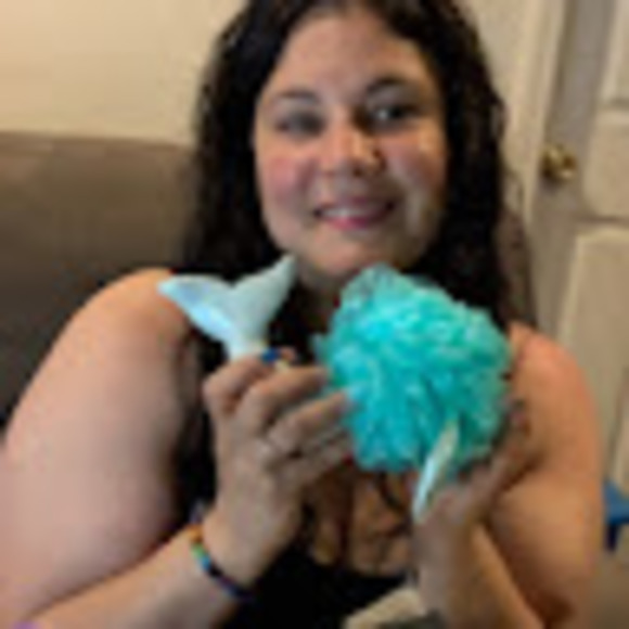 Profile Picture of Nicole Handler (@nicolej1288) on Poshmark