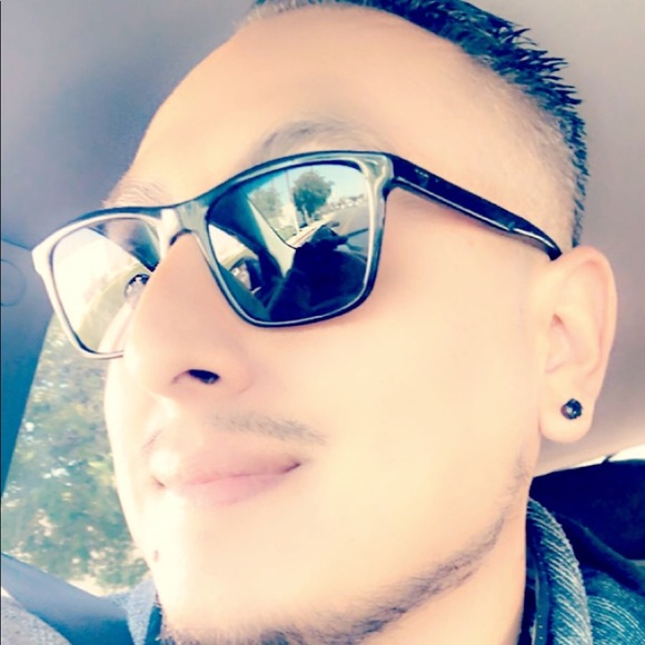 Profile Picture of Mike Flores (@villain87) on Poshmark