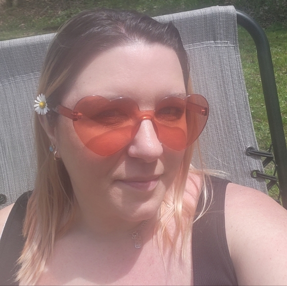 Profile Picture of Jacqueline Andrews (@beeker430) on Poshmark