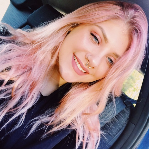 Profile Picture of Amanda Moxon (@ayyemoxxx) on Poshmark