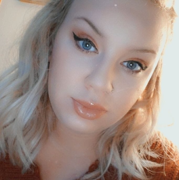 Profile Picture of Victoria Rissman (@queen2victoria) on Poshmark