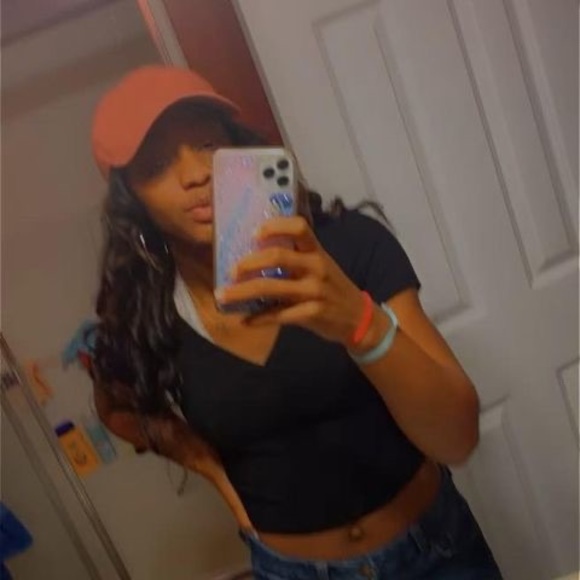 Profile Picture of Alexis Monroe (@lexiboo2000) on Poshmark