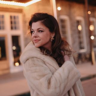 Profile Picture of Julia Kate Snow (@juliakatesnow) on Instagram