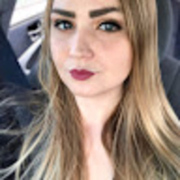 Profile Picture of Joanna Wilcox (@joanna101008) on Poshmark
