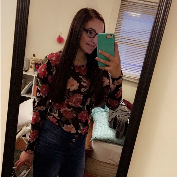 Profile Picture of Lily Renwick (@lilyrenwick) on Poshmark