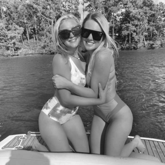 Profile Picture of Alyssa Burrows (@alyssa_burrows) on Poshmark