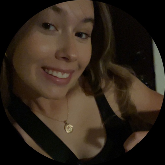 Profile Picture of Mariana R (@96svalentine) on Poshmark