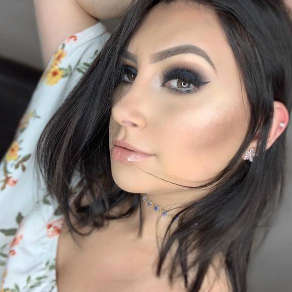Profile Picture of Francielly Schnetzler (@lorah93) on Poshmark