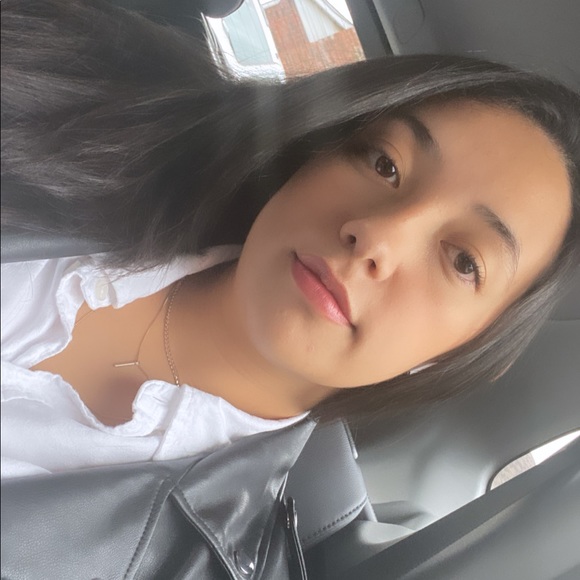 Profile Picture of Paula andrea Polanco rodriguez (@paulaapolancor) on Poshmark