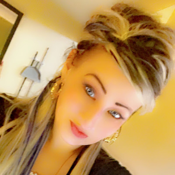 Profile Picture of Samantha Topolski (@prettybitch470) on Poshmark