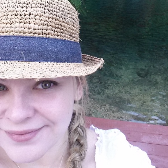 Profile Picture of Shara Boote (@violetvixan) on Poshmark