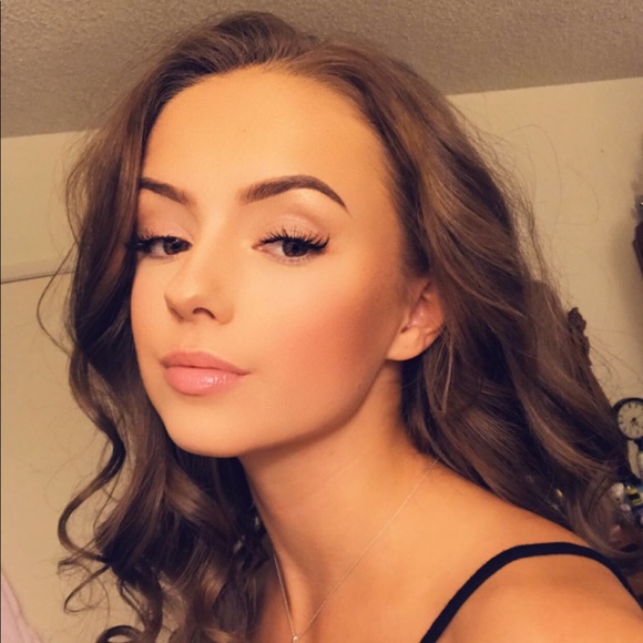 Profile Photo of Kyra Dosier (@kyra_dosier) on Poshmark