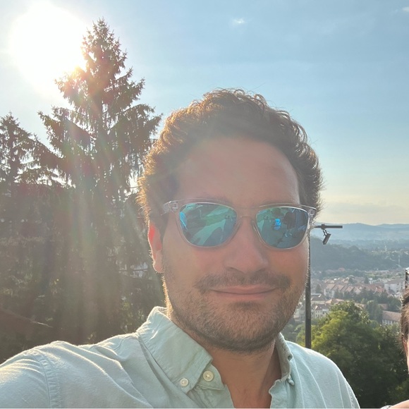 Profile Picture of Daniel Popper (@dpopper) on Poshmark