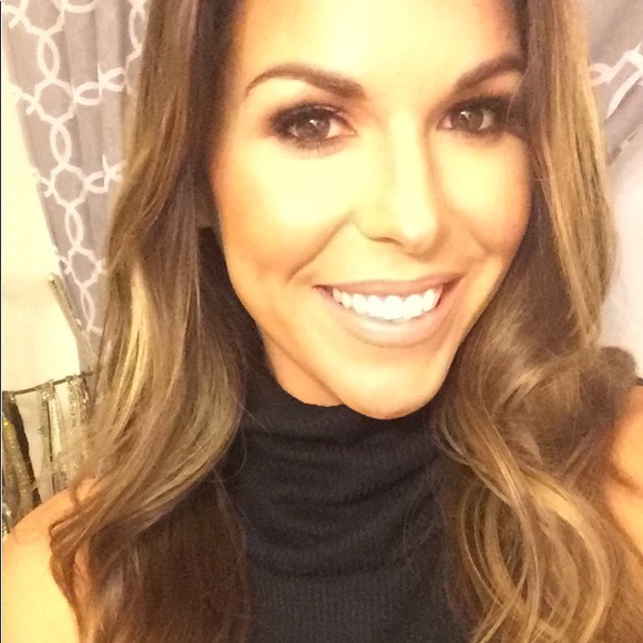 Profile Picture of Ariane Larue (@arianefashion) on Poshmark