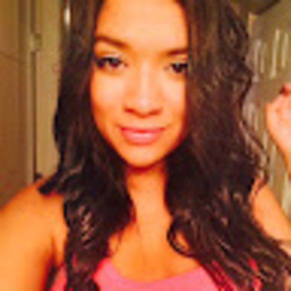 Profile Picture of Kristen Deschambeault (@kpdr388) on Poshmark