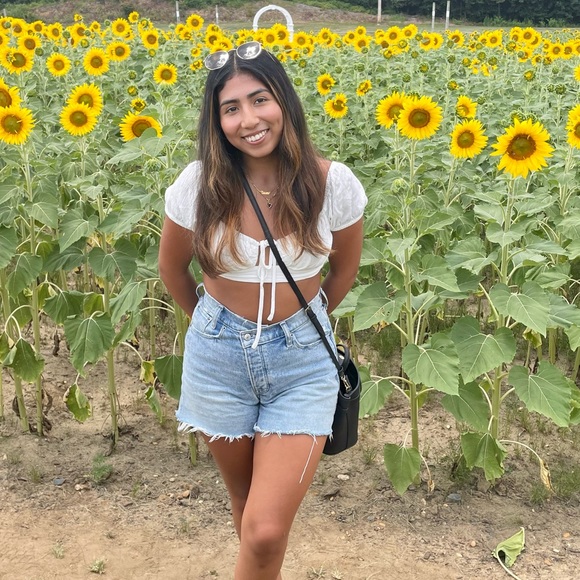 Profile Picture of Naomi Lescano (@naomil20) on Poshmark