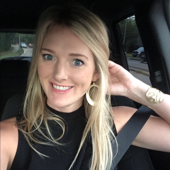 Profile Picture of Alexandra Mair (@alenoelle) on Poshmark