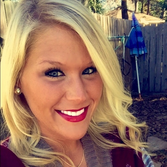 Profile Picture of Sara Curphy (@sanicole26) on Poshmark