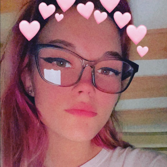 Profile Picture of Bryanna Bangerter (@bewwy_moo_boom8) on Poshmark