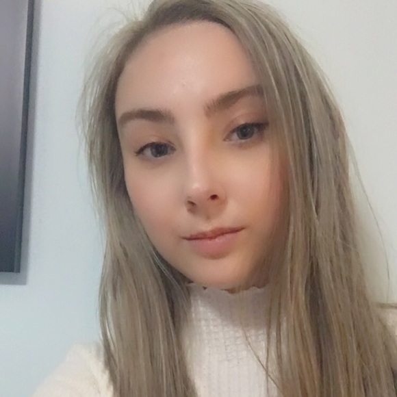 Profile Picture of Alyssa Archer (@alyssaa0615) on Poshmark