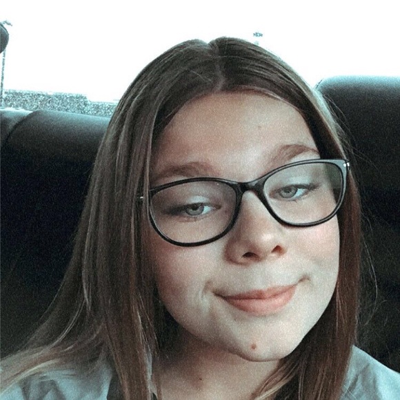 Profile Picture of Hazel Rinsler (@hazelrindler) on Poshmark