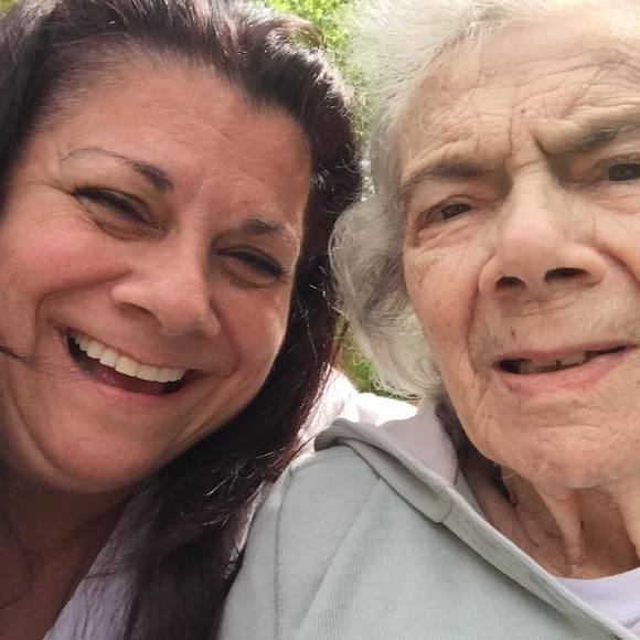 Profile Picture of Rachelle Ebbinghouser (@quenault54) on Poshmark