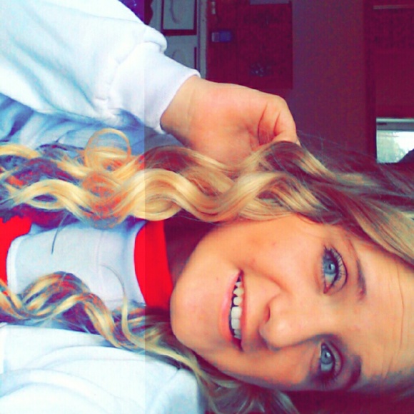 Profile Picture of Hannah Hellberg (@hannahrhellberg) on Poshmark