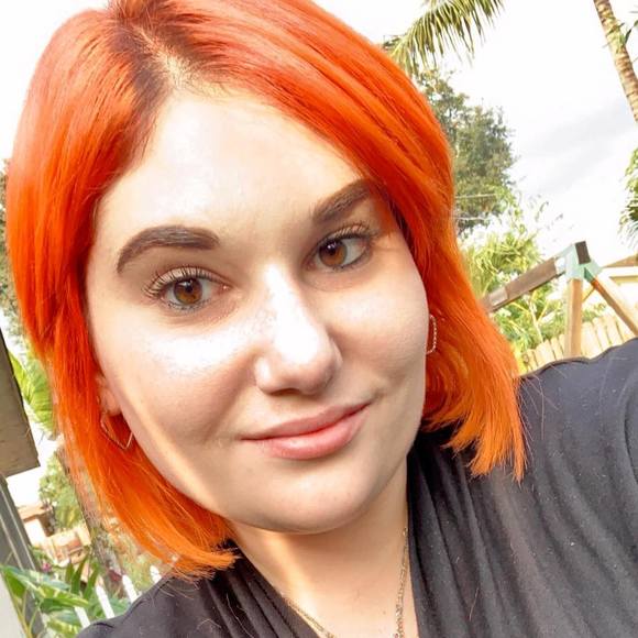 Profile Picture of Melanie Deconza (@sonicgirl55885) on Poshmark