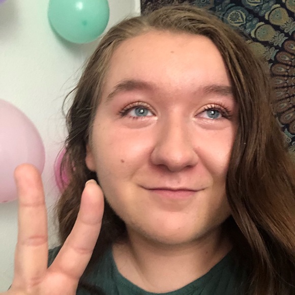 Profile Picture of Shelby Redecker (@shelbyredecker) on Poshmark