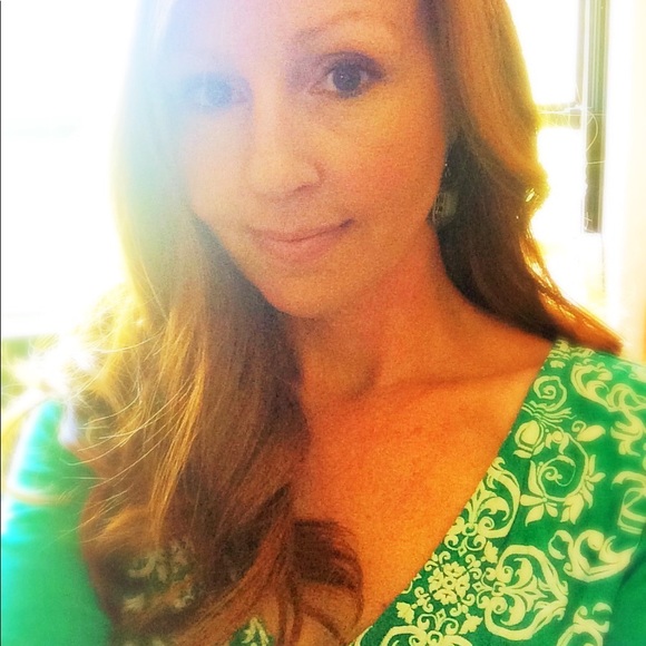 Profile Picture of Leanne Roberts (@mikeandlanny) on Poshmark