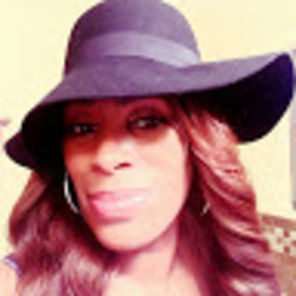 Profile Picture of Daveta Andrews (@vitaajem1) on Poshmark