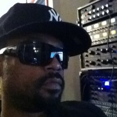 Profile Picture of Cliff Simpson (@cliffsings) on Twitter