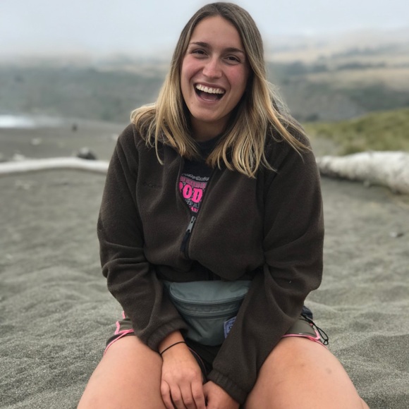 Profile Picture of Yvona Zipperle (@yvonaz) on Poshmark