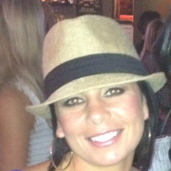 Profile Picture of Cindy Edlund (@cee11) on Poshmark