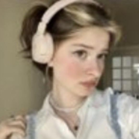 Profile Picture of Ardys Robert (@ardys2gq364) on Poshmark