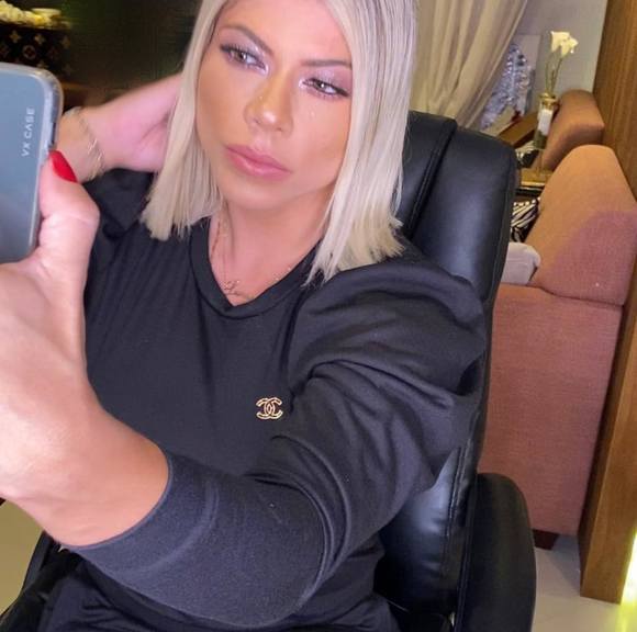 Profile Picture of Larissa Fernandes (@larafernandes) on Poshmark