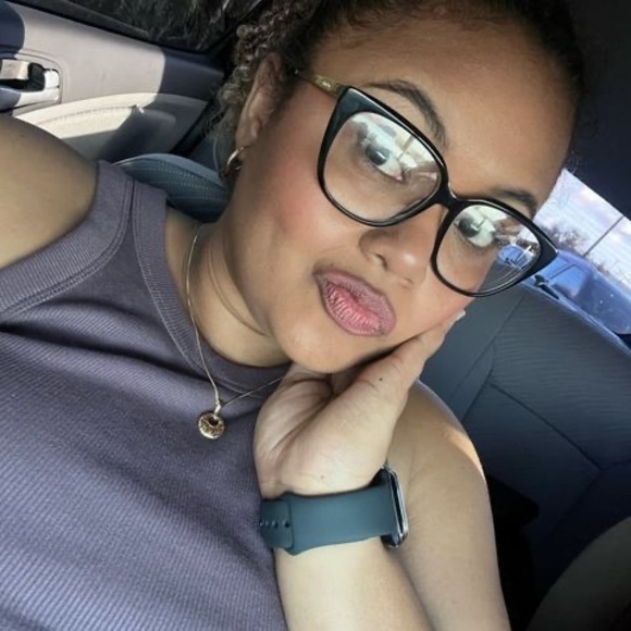 Profile Picture of Shardae Roberson (@shardaerober612) on Poshmark