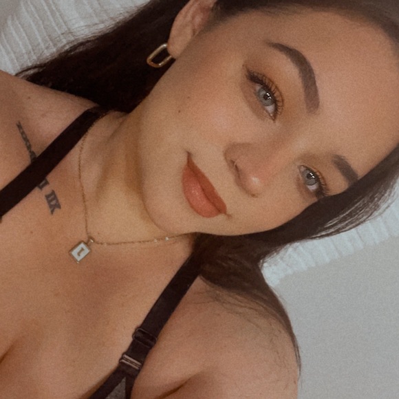 Profile Picture of Jade Mendiola (@jadiemendi21) on Poshmark
