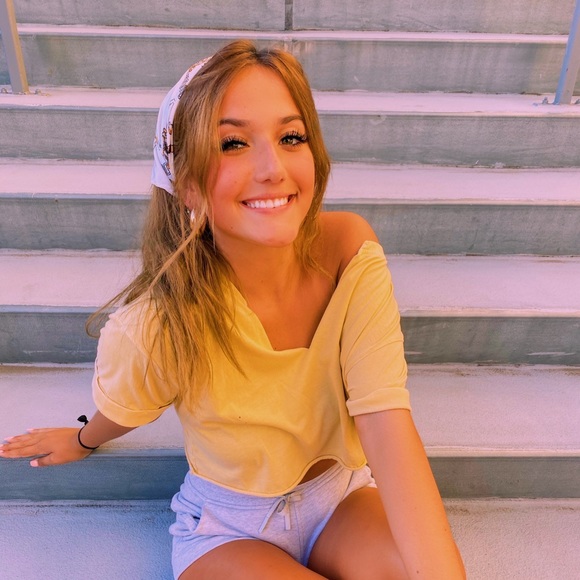 Profile Picture of Quinn Zavodnick (@zavodnickq) on Poshmark