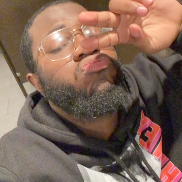 Profile Picture of Aaron Johnson (@aaronjohnson211) on Poshmark